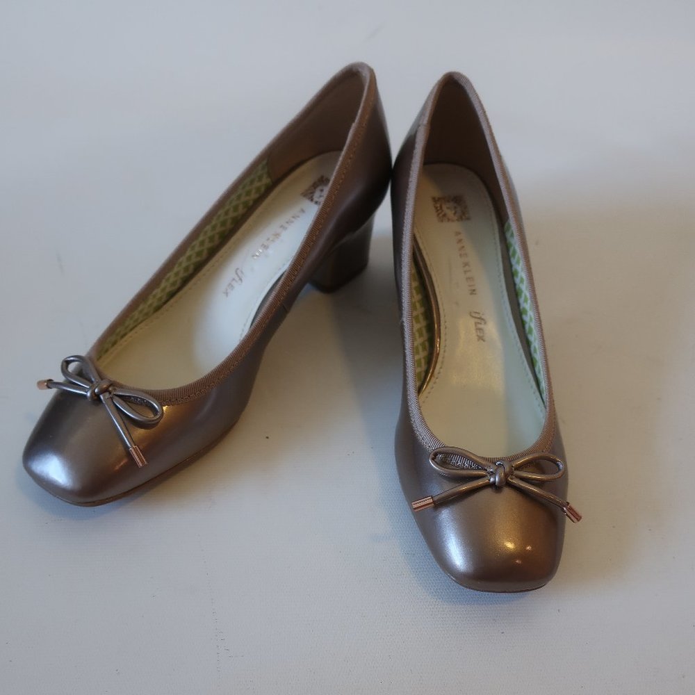 Anne Klein iflex Bronze Faux Patent Leather Pumps Sz 7 *